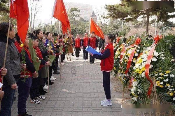救援聪明的小女生