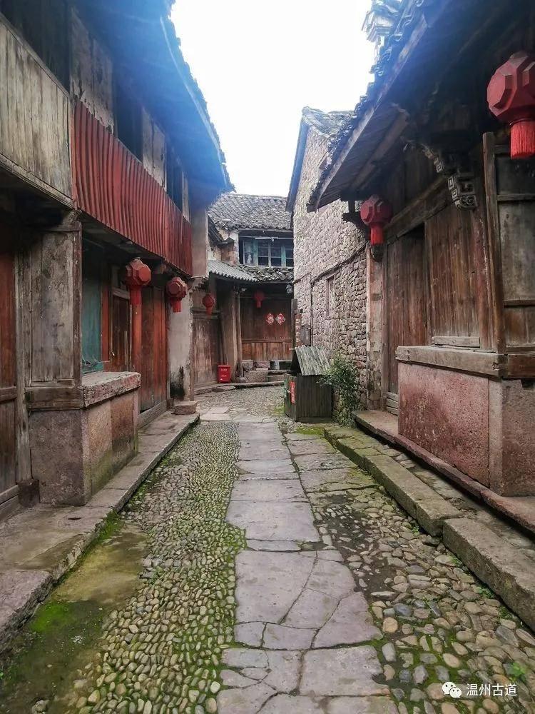 云南镇雄山体滑坡救援：难度大，现场发生二次垮塌